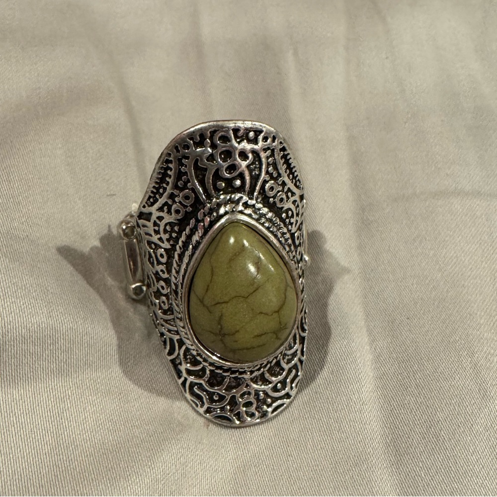 NWT Paparazzi “Southern Sage Green Ring”with Olive Stone